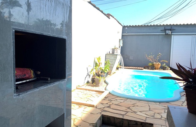 Suite 5 minutes from the beach in a cozy house with pool and garage.nn