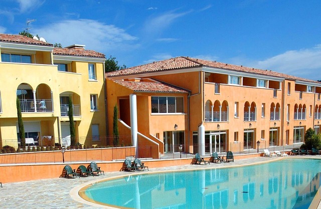 Suite Equipée | Accès 3 Piscines + Bain à Remous!