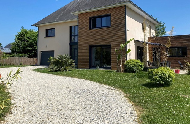 Suite in a quiet, wooded villa with private rooftop terrace