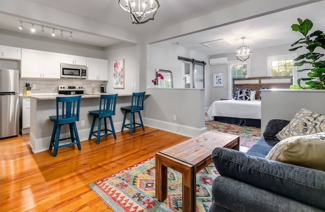 Suite in Historic Downtown Marble Falls/Sleeps 4