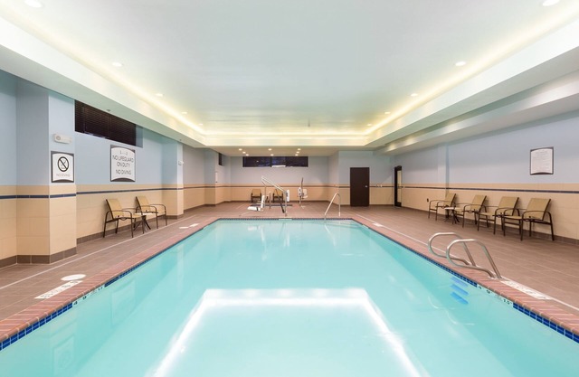 Suite Near Downtown. Breakfast, and Pool Access!