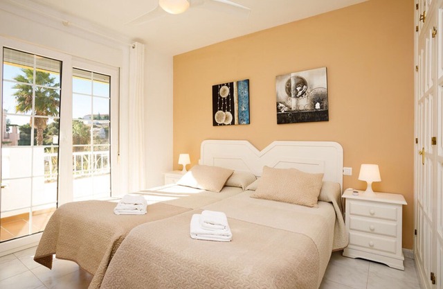 Suite Nº 5 (1 double room and 1 single room)