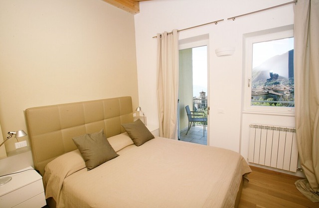 Suite with hydromassage, 6 beds, breathtaking lake view, sauna, swimming pool