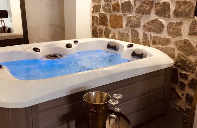 Suite with private jacuzzi in Corsica