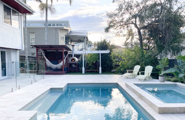 Summer Oasis Retreat: Poolside Pizza Oven & Spa