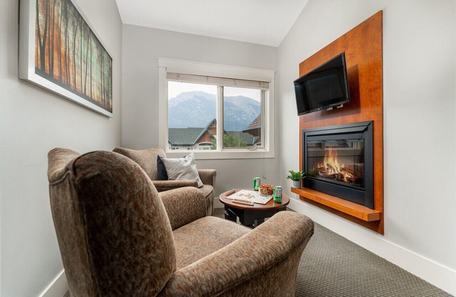 SUMMIT ESCAPE - PENTHOUSE - SPA , POOL & HOT TUB