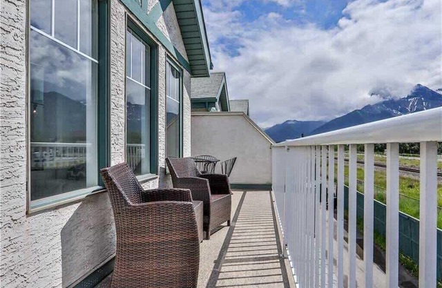 SUMMIT Mountain Retreat Panorama views DT Canmore
