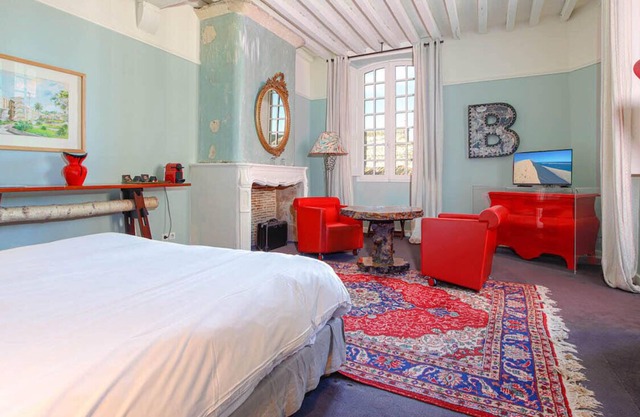 Sumptuous red suite and its wooded, unique and charming atmosphere