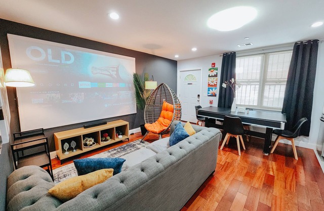 Sun/3 King Beds/2 Free Driveway Parking