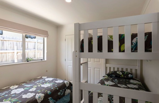 Sun on Seaview - Paraparaumu Beach Holiday Home, PARAPARAUMU BEACH