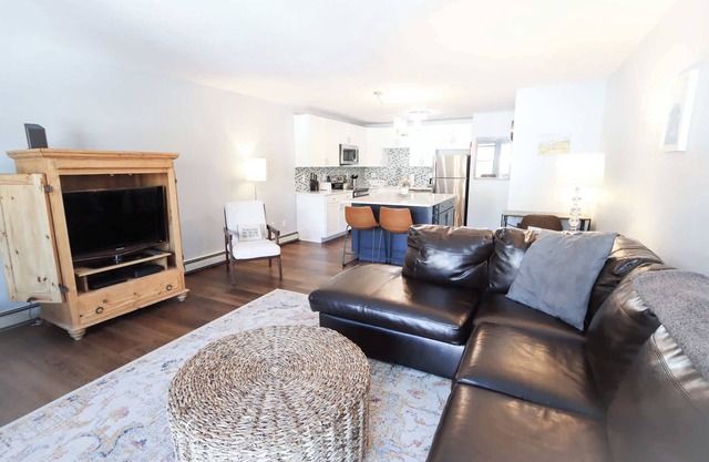 Sun Sung Cozy Condo – A Stylish Escape for 4!