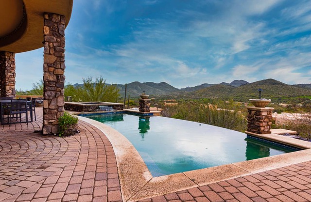 Sunbeam by AvantStay Elegant, Private Desert Home w/ Infinity Pool, Spa & View
