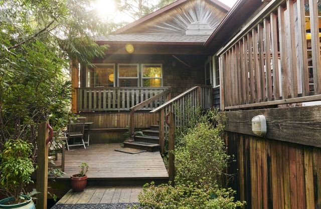 Sunbursts Cottage, MCA #1011, Inviting, Close-in Wooded Setting