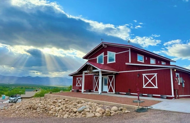 Sundance Barndominium in Tonto Basin - Sleeps up to 12 guests!