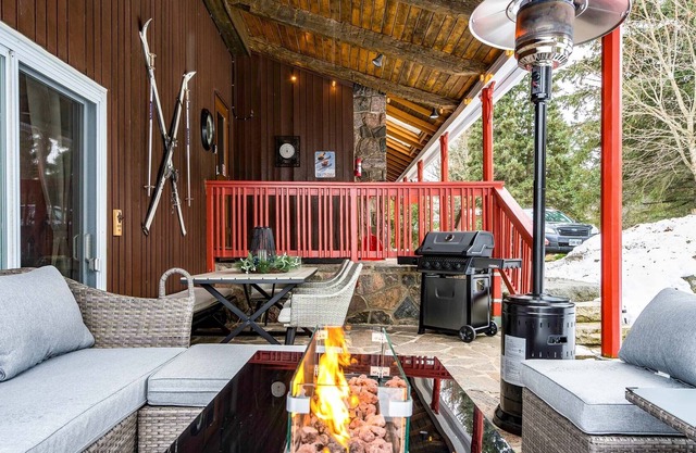 Sundance of Blantyre Lodge with Private Salt Water Hot Tub & Sauna House