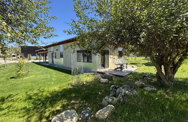 Sunflower Resort Susan Cabin is in the ultra-quiet Winthrop South community, with a 10 minute walk to downtown & on the pedestrian trail.