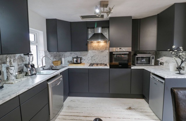 SUNNINGDALE, family friendly, with open fire in Lower Broadheath