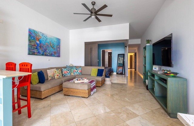 Sunny 1-Bedroom Condo, Close to Marina & Beaches