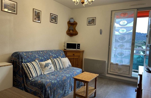 Sunny 1BR Apartment, 350m from Beach, Balcony, Garage, Sleeps 4, Bormes-les-Mimosas