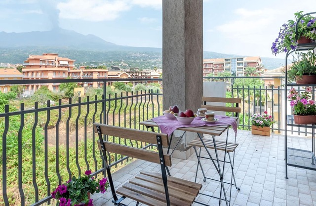 Sunny apartment in Giarre, close to sea with a splendid view