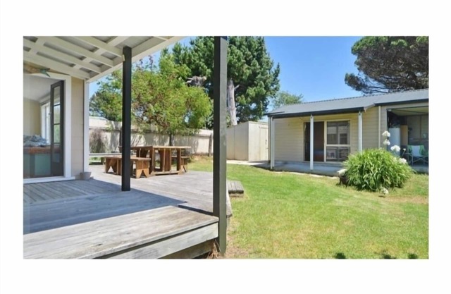 Sunny bach, walk to beach, golf course & shop. Perfect for a large family or two