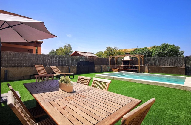 Sunny beach house with swimming pool, WiFi and A/C.