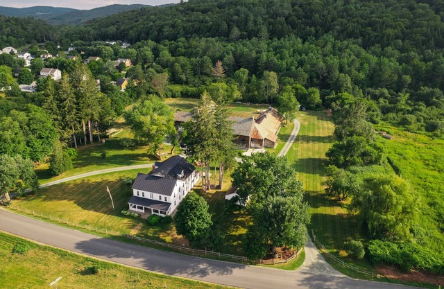 Sunny Brae Farm - Luxe 7 bedroom Quechee Farmhouse