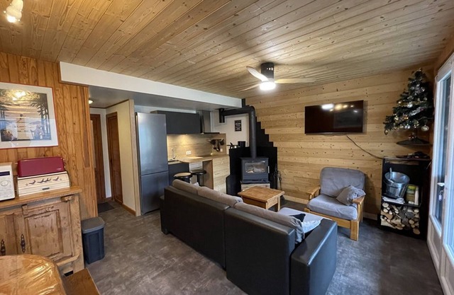 Sunny Chalet with Garden, Near Shops & Ski Slopes