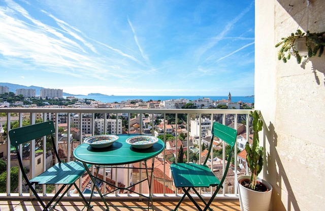 Sunny flat with sea view