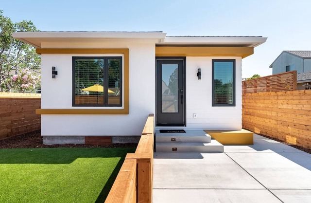 Sunny 🌞 Guesthouse near Stanford 🌲 w/private patio