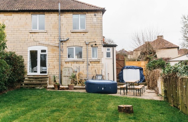 Sunny Home With Hot Tub, En-Suites & Free Parking