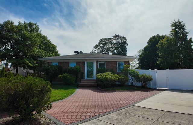 Sunny House in Queens · Entire Home · Private Parking
