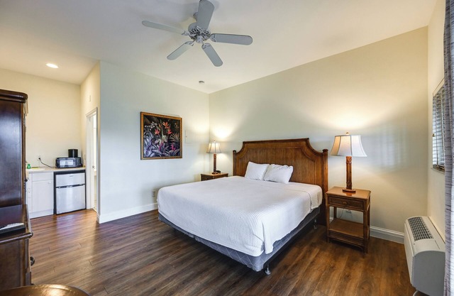 Sunny Naples Escape w/Heated Community Pool!