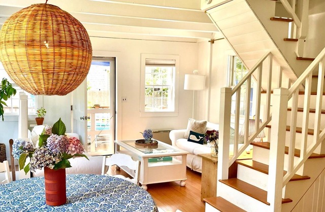 Sunny Oak Bluffs cottage minutes from beach