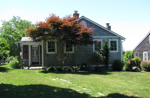 Sunny, Quaint, Immaculate Cottage in Point Judith/Sand Hill Cove-Close to Beach