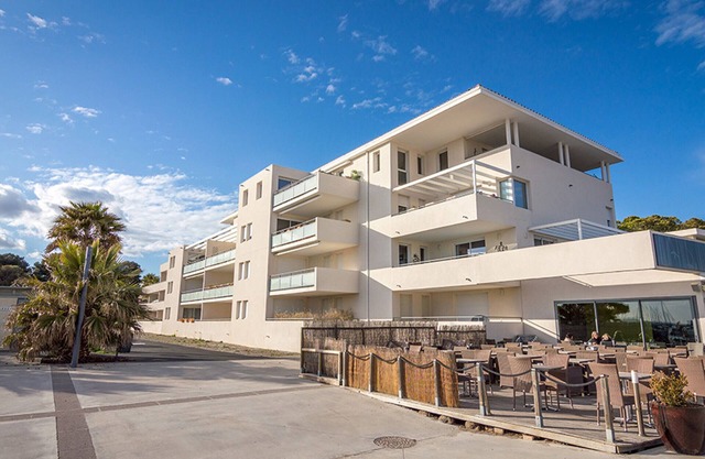 Sunny Retreat Steps from Mèze Beach, 3-star Apartment with Terrace, Garden, Parking, and WiFi