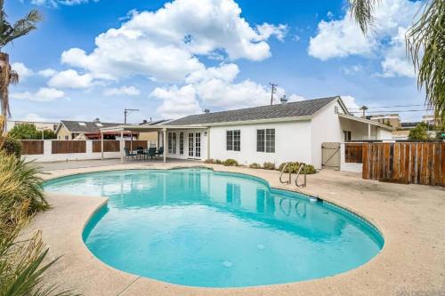 Sunny San Diego, Entire home, Pool, Free Parking, BBQ, Pets allowed, family neighborhood!