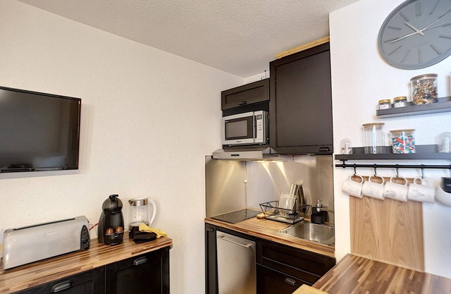 Sunny Ski Retreat - Renovated 2-Room Apt for 4, Stunning Mountain Views, Ski-in/Ski-out Access