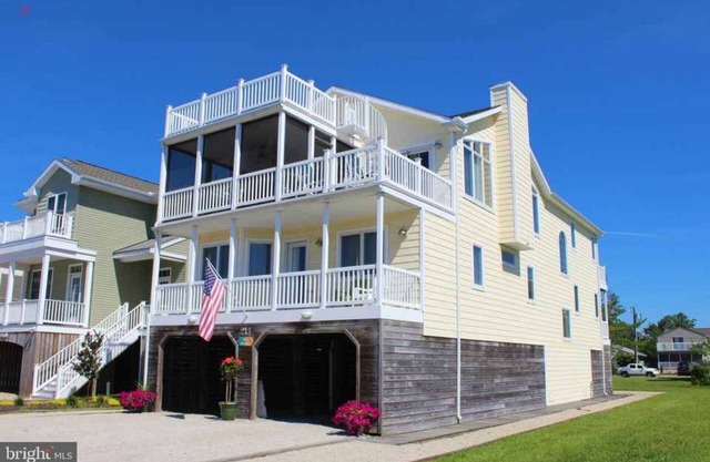 Sunny, Spacious 6-Bedroom Beauty, 1.5 Blocks from Ocean