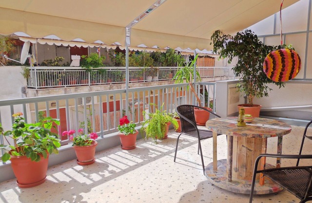 Sunny, stylish apt near Athens center!