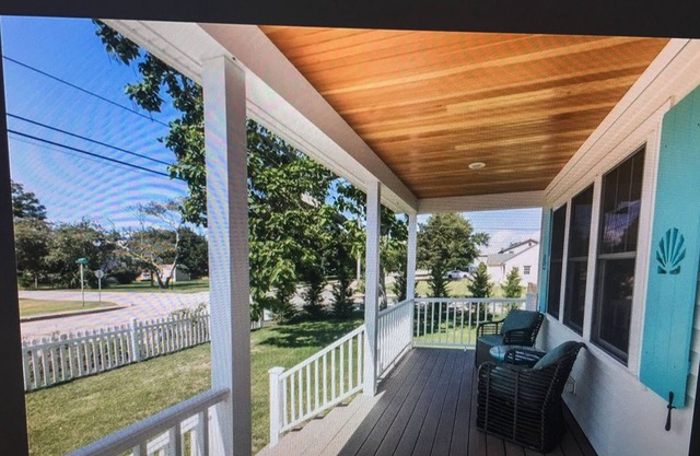 SUNNY SUMMER HOME /2 BLOCKS FROM THE BEACH /SPACIOUS YARD