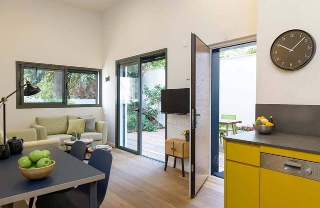 Sunny Tel Aviv Retreat W Spacious Private Garden