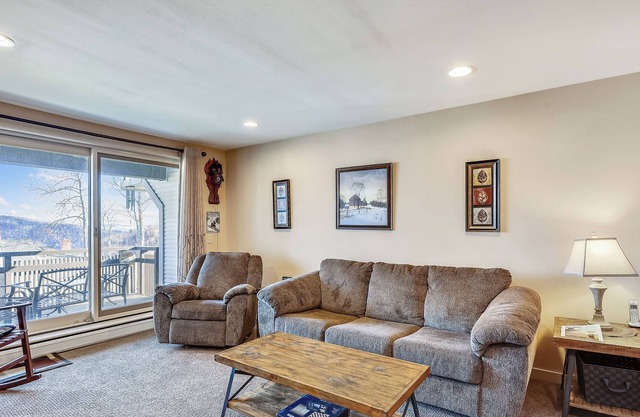 Sunrise Timberline I7 Quaint 2 bedroom Sunrise Timberline I7 Ski to/from. Pets welcome