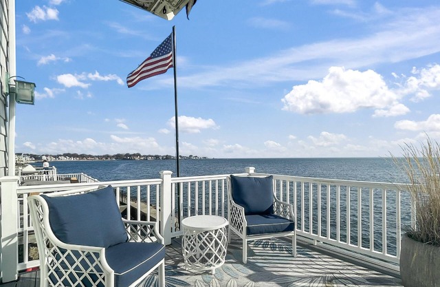 Sunrise Waterfront Retreat: Ocean Views, Luxurious Master Suite, Family-Friendly Beachside Escape