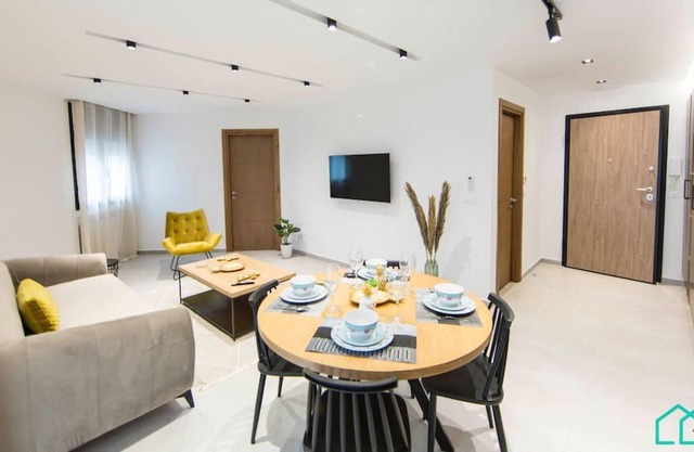SUNSET 203: Luxury apt with Gym in Lac1