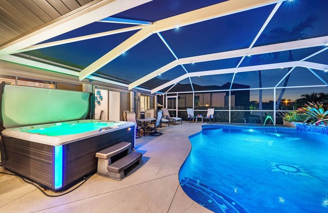 Sunset Canal - Waterfront Luxury, Heated Salt Pool, Dock, Kayaks, Bikes & Golf