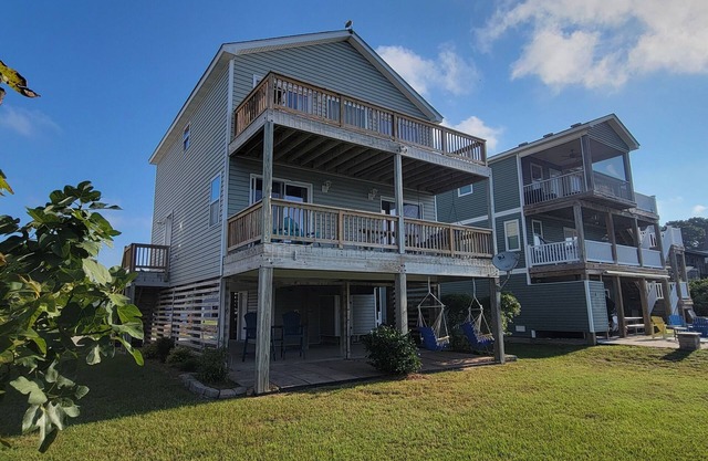 Sunset on Soundview! Waterfront! Pool Access! Bring Your Boat!