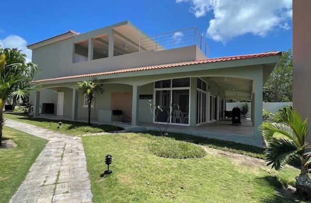 Sunset Paradise Villa in Gated Community of Costa del Sol has Beach Pool &Oceann