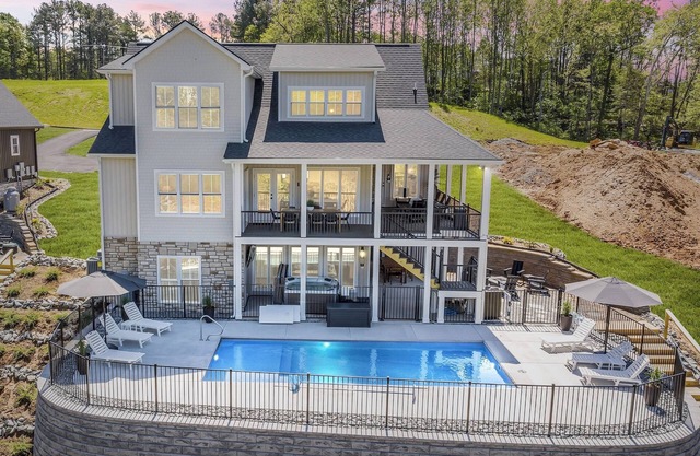 Sunset Ridge, Lakefront NEW Luxury w/7-Bedrooms + Heated Salt Pool, Covered Decks, Hot Tub & Dock!