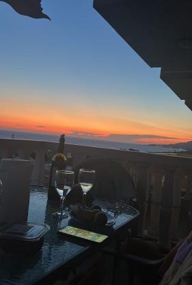 Sunset View Maisonette, Kanali